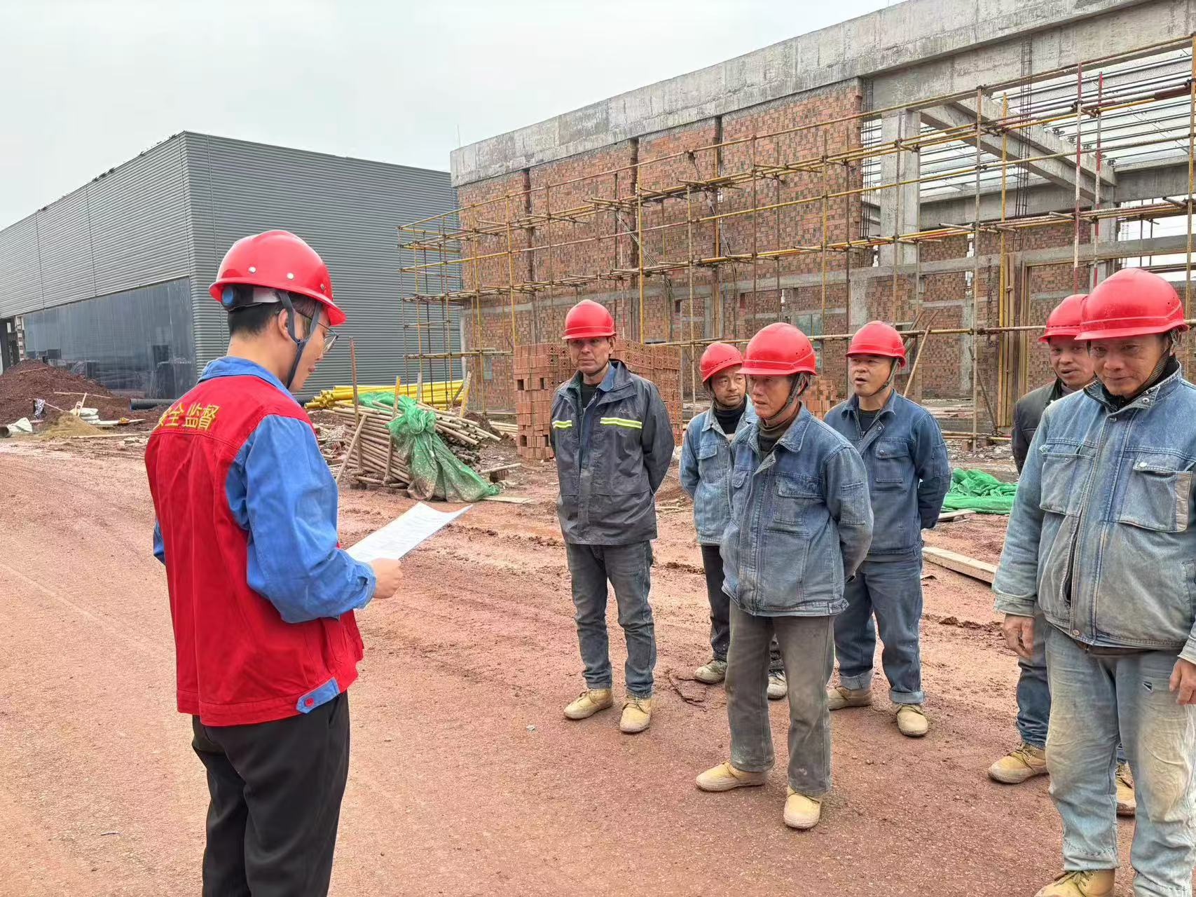 项目负责人定期组织对班组及施工队伍的安全宣导